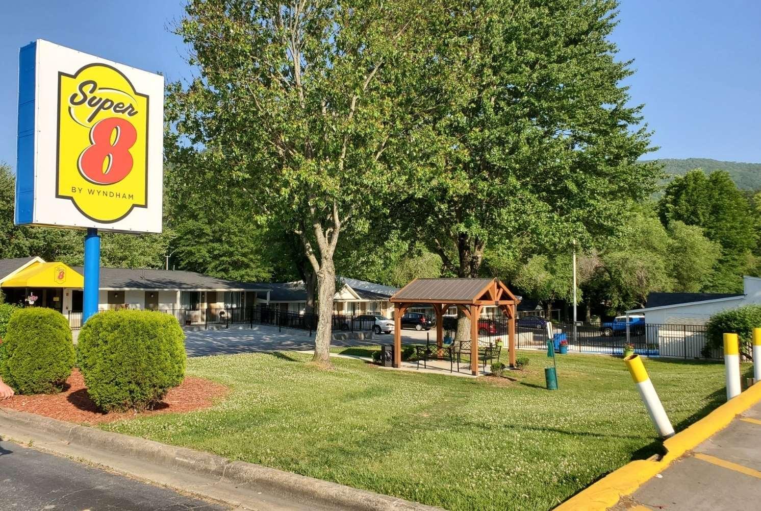 Super 8 By Wyndham Asheville/Biltmore Dış mekan fotoğraf