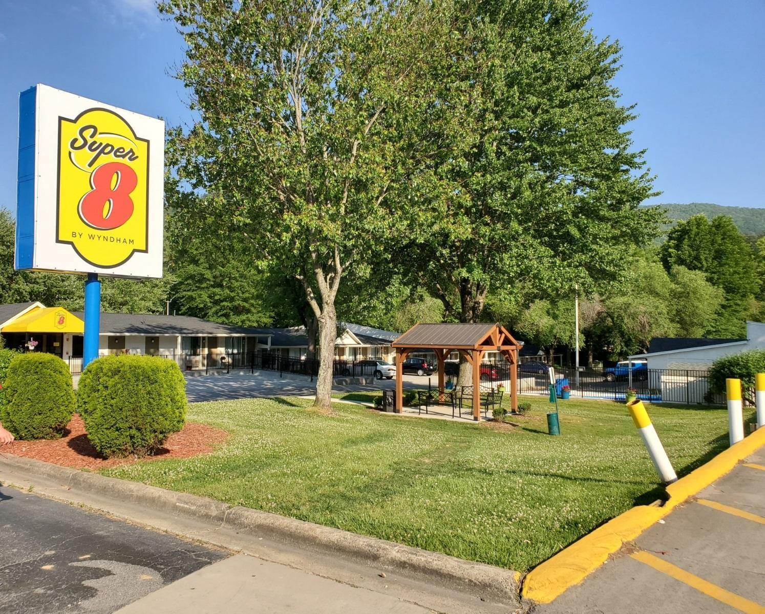 Super 8 By Wyndham Asheville/Biltmore Dış mekan fotoğraf